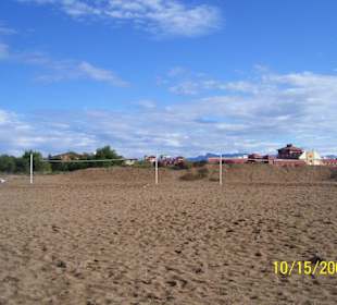 Zwei Beachvolleyballlplätze am Strand