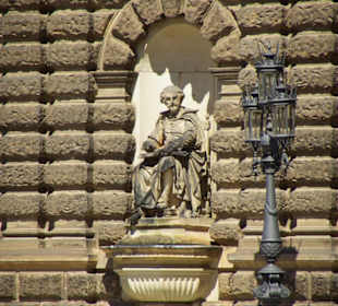 Steinfiguren prägen das Bild