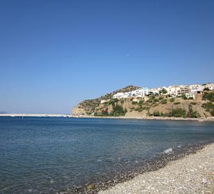 Am Strand mit Blick zum Ort