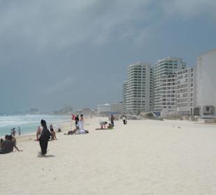 Strand Cancun--Blick auf die Hotels