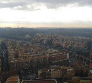 Blick von Petersdomkuppel auf Rom