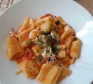 Pasta mit Garnelen und Babytintenfisch