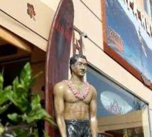 Der Duke vor der Boardriders Bar