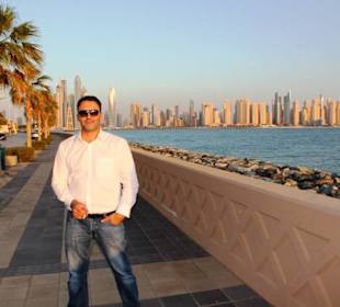 Auf der Palminsel und hinter mir Marina Skyline