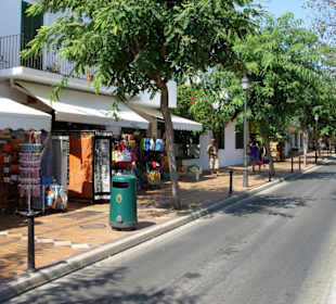 Läden, danach das Hostal Mistral