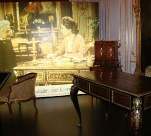 Ausstellungsstücke im Hofmobiliendepot