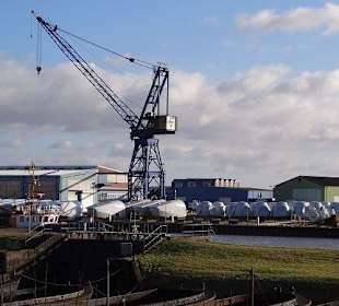 Alte Schiffswerft  Vordergrund Windgeneratoren