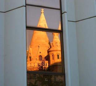 Fischerbastei - Türme gespiegelt im Hilton-Glas