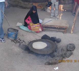 Mädchen bei Brotbacken 