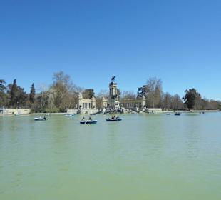 Park Retiro, w tle plac Maestro Villa