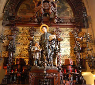 Imagen encima de altar