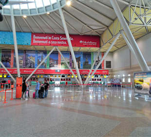 Der Abflug-Bereich des Airports von Olbia