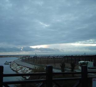 Blick über Hafen im Sonnenuntergang