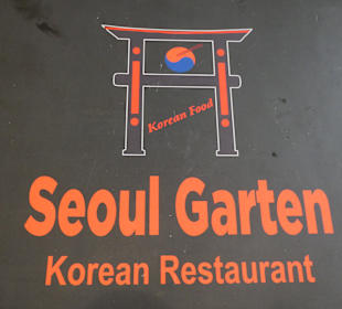 Zum Abendessen im koreanischen Rest. Seoul Garten