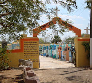 Eingang zum Friedhof