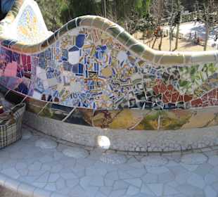 Sitzbank aus Steinmosaik