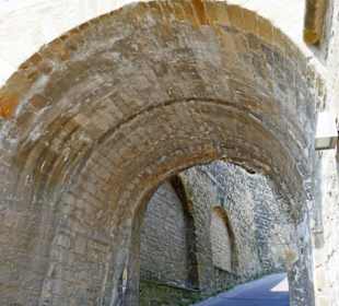 Dicke Mauern halten Feinde ab.