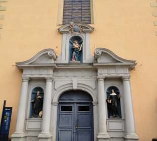 Eingang in die Kirche Saint-Jean Baptiste