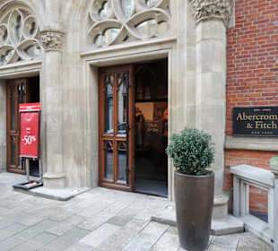Eingang zum Abercrombie & Fitch Store Hamburg