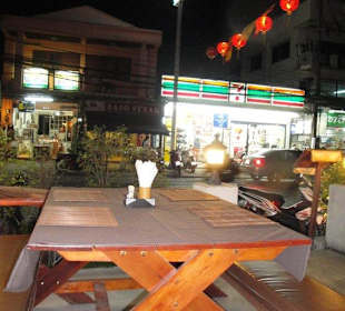 Tische im Aussenbereich