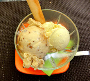 Eisbecher als Dessert