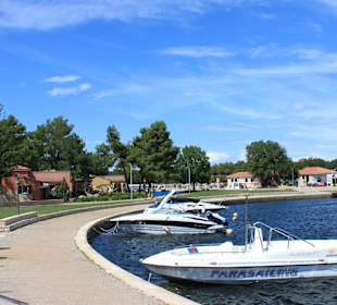 Kleiner Hafen in der Lagune