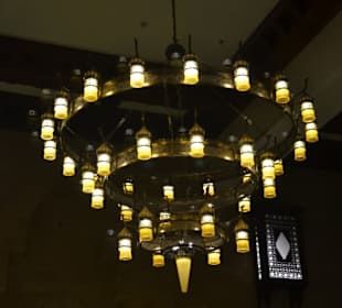 Lampe im Restaurantbereichs des Souks