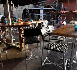 Die Sitzplätze der Burgerbar im Rif Fort