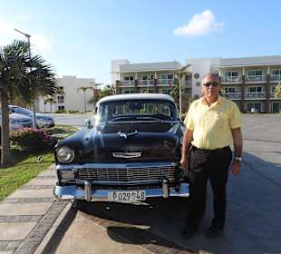 Charlos mit seinem schicken Oldtimer 