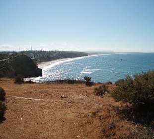 Ganz aus der Ferne sieht man das Hotel Fuerte Costa Luz