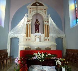 Hauptaltar, österlich geschmückt