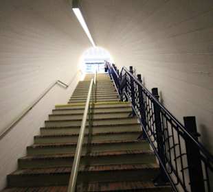 Zugang zur unterirdischen Gedenkhalle