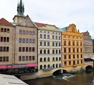 Kamienice nad rzeką - Widok z Mostu Karola.