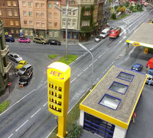 Tankstelle mit aktuellen Preisen und Waschstraße