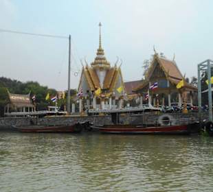 Flußfahrt um die Insel