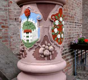 Säule am Treppenaufgang zur Burg