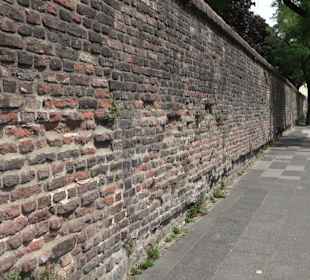 Römische Stadtmauer an der Burgmauer