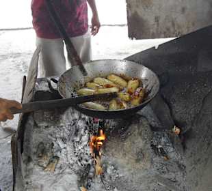 Bananen werden gebacken am Stand