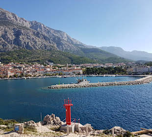 Hafen Makarska und in Hintergrund Biokovogebirge
