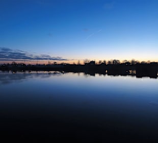 Abendlicher Blick auf die Wehranlage