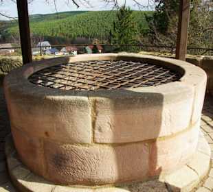 Der Burgbrunnen mit Beleuchtung