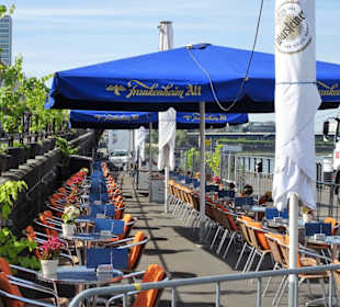 Spaziergang über die Rheinuferpromenade Düsseldorf