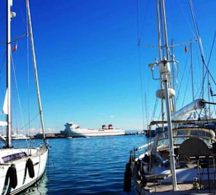 Blick zu den Frachtschiffe