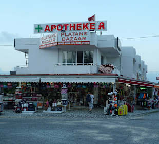 Läden außerhalb des Hotels