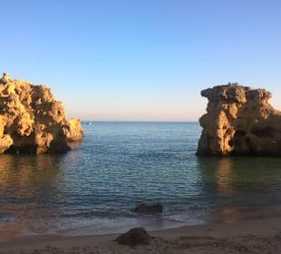 Praia dos Arrifes mit bizzarer Felsenküste