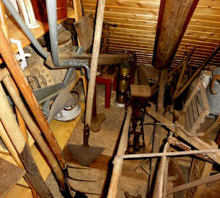 Gerätschaften unter dem Dach der Mühle