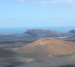 Wulkany na tle oceanu