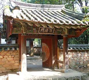 Eingangstor zu einem Gebäudehof