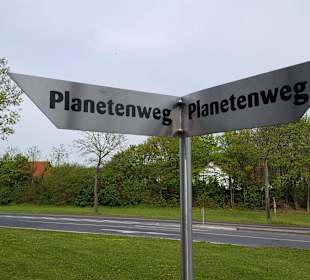 Hinweisschild Abzweigung Planetenweg