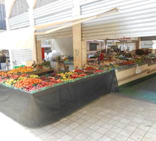 Obst und Gemüse vor der Markthalle